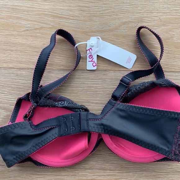 Freya molded plunge bra with underwire - Picture 2 of 8